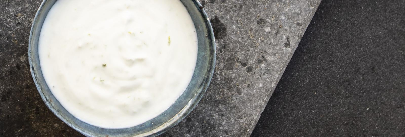 Yoghurtdressing med mynte og koriander