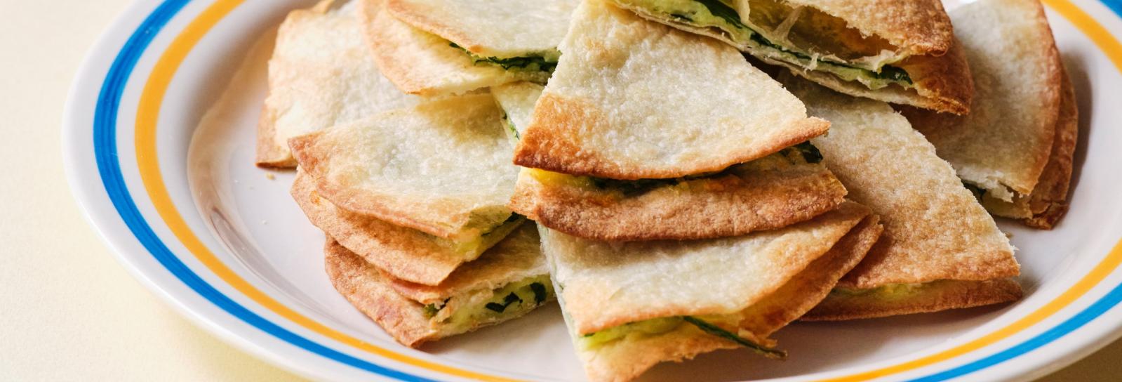 Quesadilla med ost og spinat med tomatsalsa
