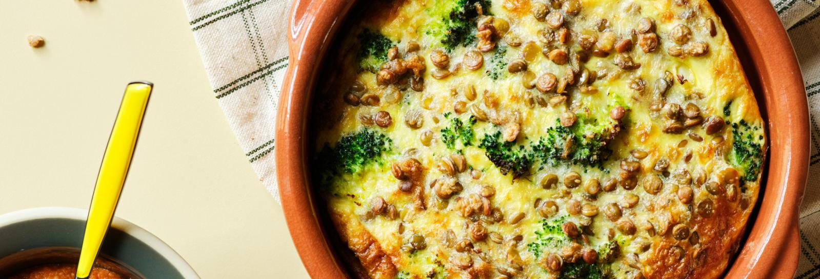 Æggekage med broccoli og tomathummus