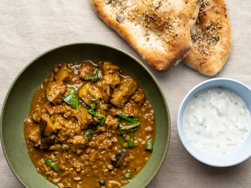 Aubergine-Dahl med spinat, æbleraita og naanbrød