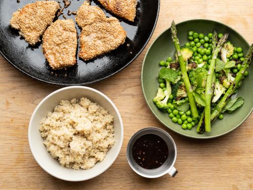 Sesampaneret gris i hoisinsauce med quinoa, asparges, broccoli, ærter og mynte