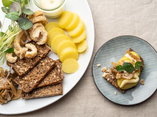 Kartoffelmad med bløde løg, flæskesvær og purløg