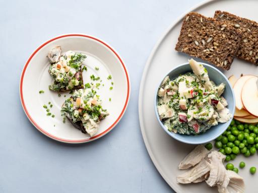 Hønsesalat med kål, syltede agurker, bacon, purløg og hjemmelavet dressing på rugbrød