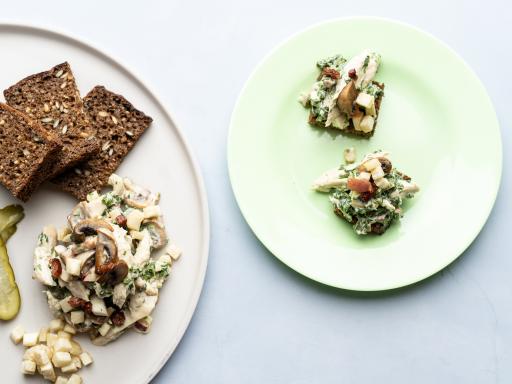 Hønsesalat med kål, syltede agurker, bacon, purløg og hjemmelavet dressing på rugbrød