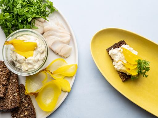 Hvid fiskesalat med knoldselleri, hvidløg, timian og citron