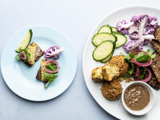 Falafel med persille og tahin på rugbrød