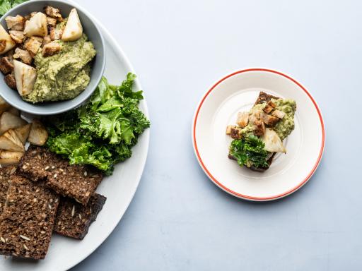 Mungbønnehummus med solsikketahin og sauté på rugbrød