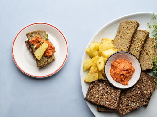 Kyllingeleverpostej med svampe, græskar, brødkrummer, timian og allehånde på rugbrød