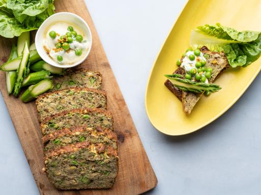 Farsbrød med flækærter, grønne ærter og timian på rugbrød