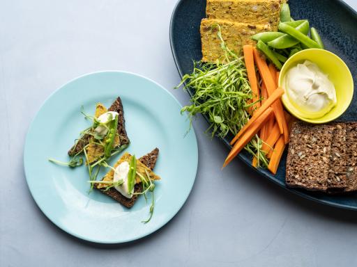 Farsbrød med røde linser, gulerødder, citrongræs og karry på rugbrød