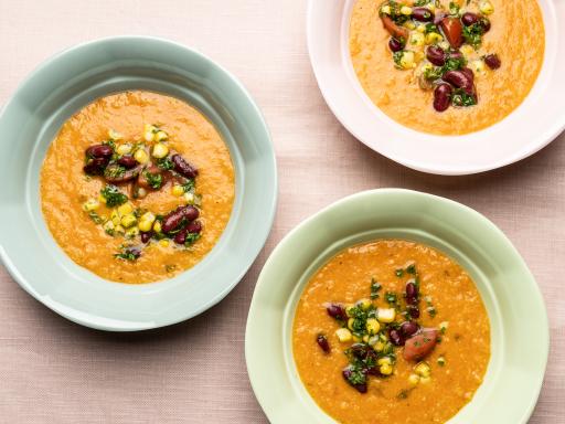 Cremet majssuppe med tomater, røde bønner og persille 