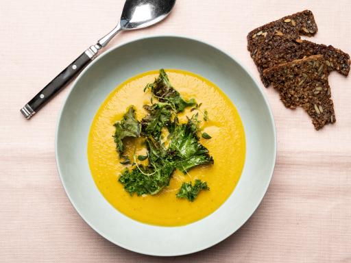 Cremet gulærtesuppe med gurkemeje og lynbagt grønkål og rugbrød