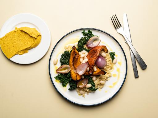 Bagt hokkaido med allehånde og citronskal, græskarpuré, marineret bulgur, palmekål og bagte løg 