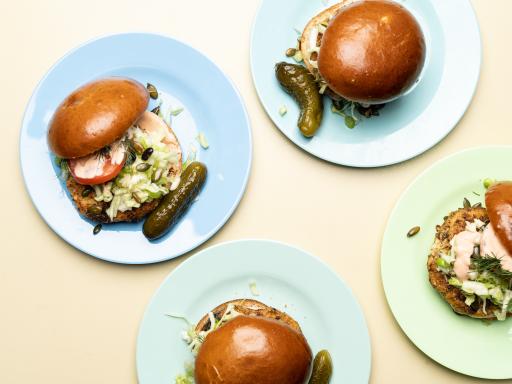 Fiskeburger med saltet spidskål, tomatdressing og dild