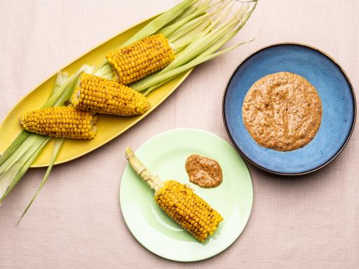 Bagte majskolber med rub og sauce romesco