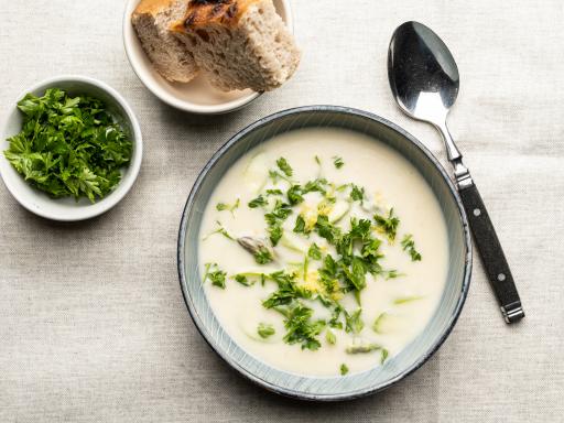 Aspargessuppe med grønne asparges, persille, citron og brød