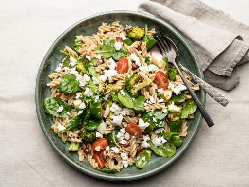 Pastaskruer med broccoli, linser, feta og nødder 