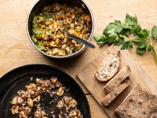 Bønnecassoulet med hvide bønner, gulerødder, knoldselleri, stegte svampe og persille