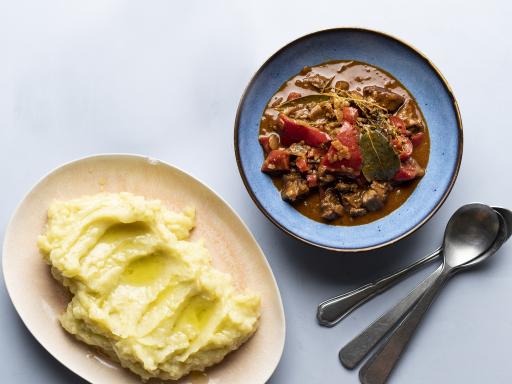 Kalkungullasch med paprika, citronskal, timian og spidskommen samt kartoffelmos