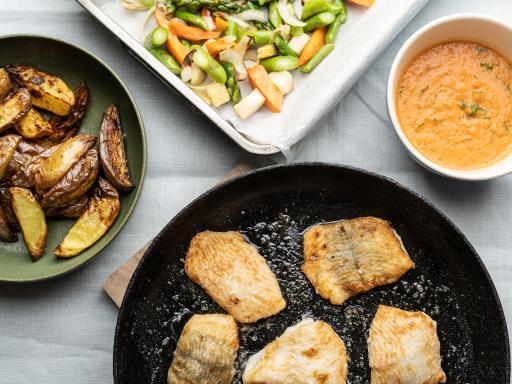 Stegt rødspætte med kokos-tomatsauce, stegte kartofler, asparges og majroer