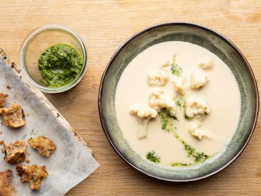 Cremet blomkålssuppe med grøn harissa og sprøde hvedecroutoner