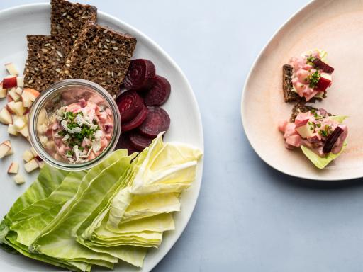 Rødbedesalat med kartofler, æg og æble på rugbrød