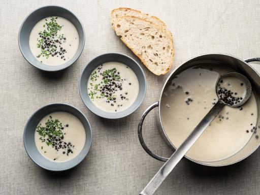 Svampesuppe med belugalinser, knoldselleri og purløg samt hvedebrød 