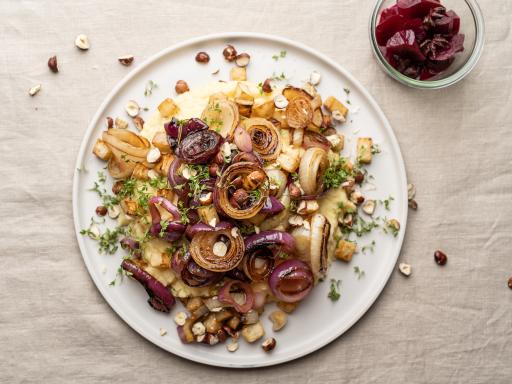 Vegetarisk brændende kærlighed med stegte persillerødder, syltede rødbeder og rugbrød