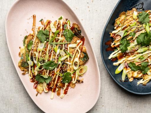 Okonomiyaki - japansk æggekage med lynstegt spidskål og hoisinsauce