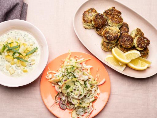 Fiskefrikadeller med hvidkålsråkost og kold æble-estragonsauce