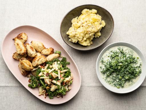 Kylling-bønnefrikadeller glaseret i honning og dijon med stuvet grønkål, knuste kartofler og frisk æblesalat