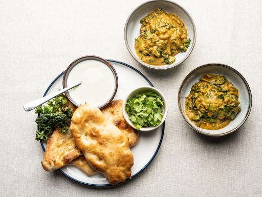 Efterårscurry med kikærter, masser af kål, nødder og naanbrød med yoghurtdressing    