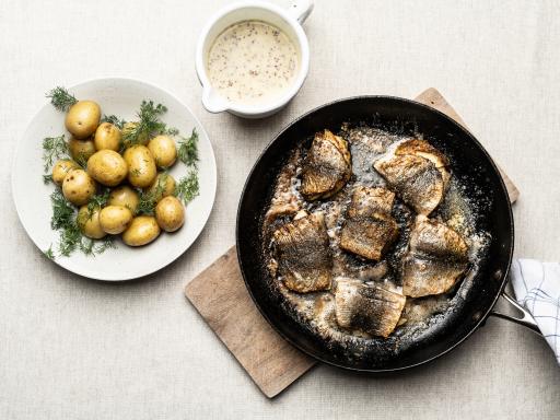 Stegte sild med æbler, mild sennepsovs og kogte kartofler