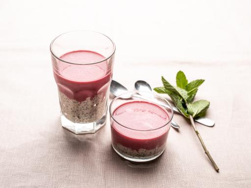 Chiagrød og smoothie med æbler, rødbeder og spelt