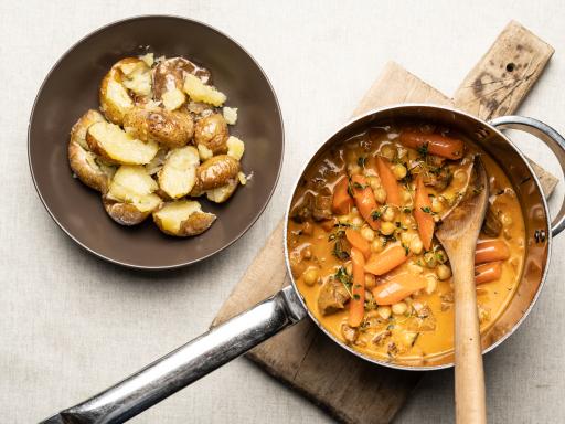 Gullasch af kalkunoverlår, gulerødder og kikærter med paprika og kommen serveret med bagte mosede kartofler 