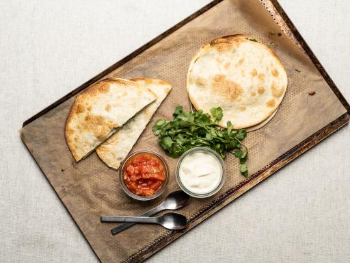 Quesadilla med ost og spinat, tomatsalsa og creme fraiche