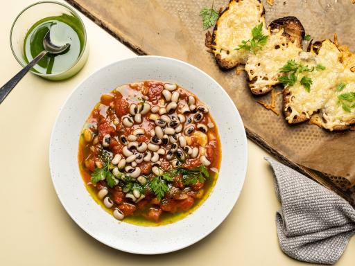 Krydret tomatsuppe med bønner, kørvel og gratineret brød