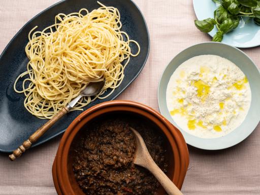 Pastasovs med tomat, hakkede bønner, sorte linser og stracciatella med basilikum