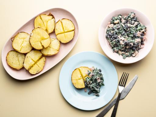 Bagte kartofler med fyld af røget skinke, sortøjebønner og palmekål i creme fraiche-dressing