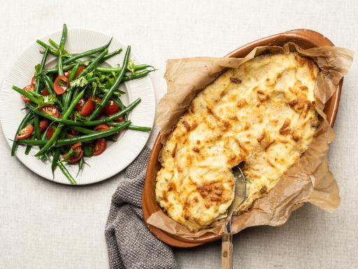 Gratin af kartofler, løg og lyssej med salat af grønne bønner, persille og tomat