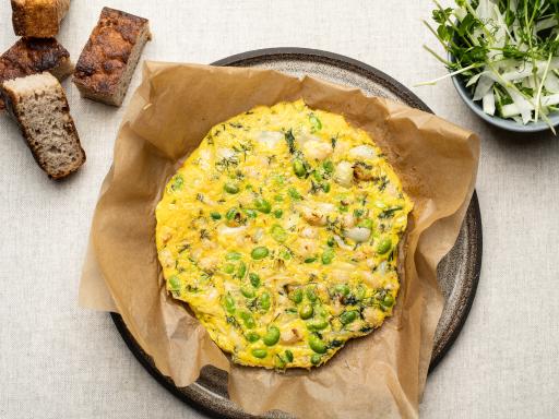 Æggekage med hvide bønner og edamamebønner samt salat af glaskål