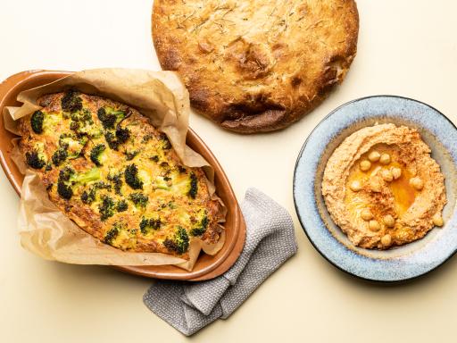 Æggekage med broccoli, linser, parmesanost og tomathummus