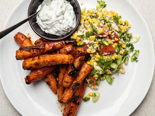 Bagte gulerødder i BBQ med majs, tomater, hvedekerner i citronmarinade og skyrdressing med mynte 