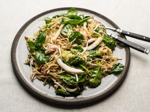 Nudelsalat med blæksprutte, spidskål og spinat med soya og lime