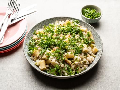 Pasta med fennikel, hvide bønner, citron, persille og røget ørred