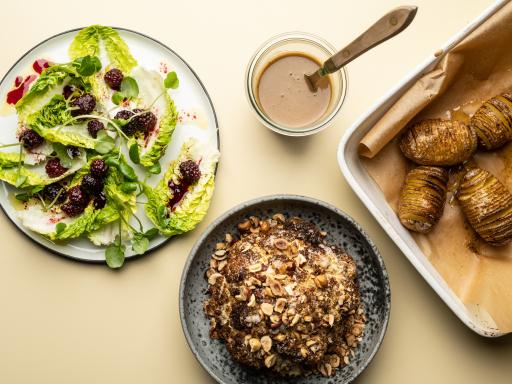 Bagt blomkål med hasselnødder, hasselback kartofler, hjertesalat med brombærdressing og brunet smørsauce