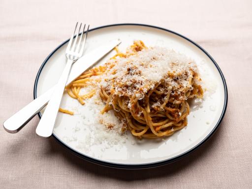 Pasta med kødsauce af kylling, bacon, tomat og grøntsager