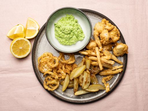 Sprøde grønsager med kartoffelfritter og ærtecreme med mynte