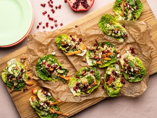 Aromatisk tabbouleh med granatæble i salatblade