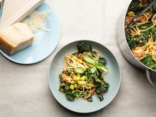 Pasta med palmekål, edamame og kalkun